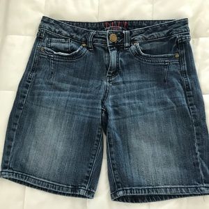 Mid-length denim shorts by Elle.